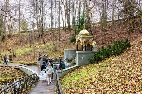 Часовня и купальня на источнике в селе Талеж