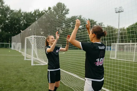 Компания друзей бежит эстафету на природе