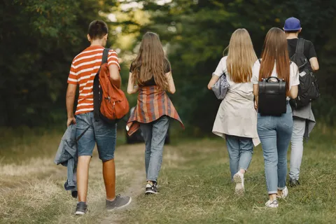 Группа соседей выходит из подъезда собираться на прогулку