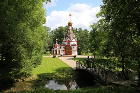 Электричка на станции по дороге в Подмосковье