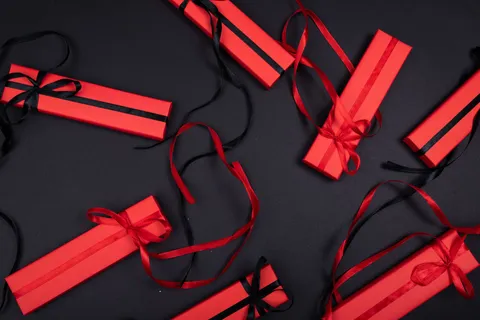 Подарочная коробка с запиской на фоне природы