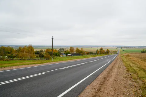 Шоссе среди полей Подмосковья осенью