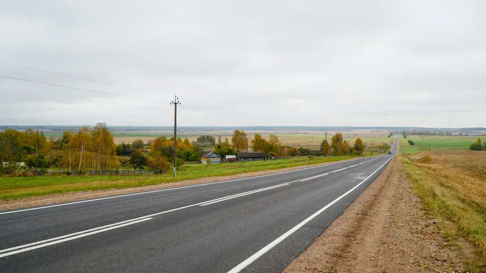 Шоссе среди полей Подмосковья осенью