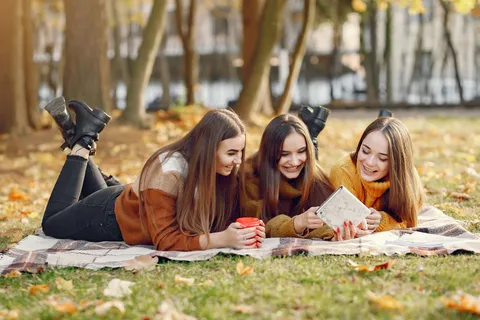 Подруги на девичнике на природе смеются