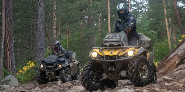 Группа на квадроциклах выбирает маршрут в Подмосковье