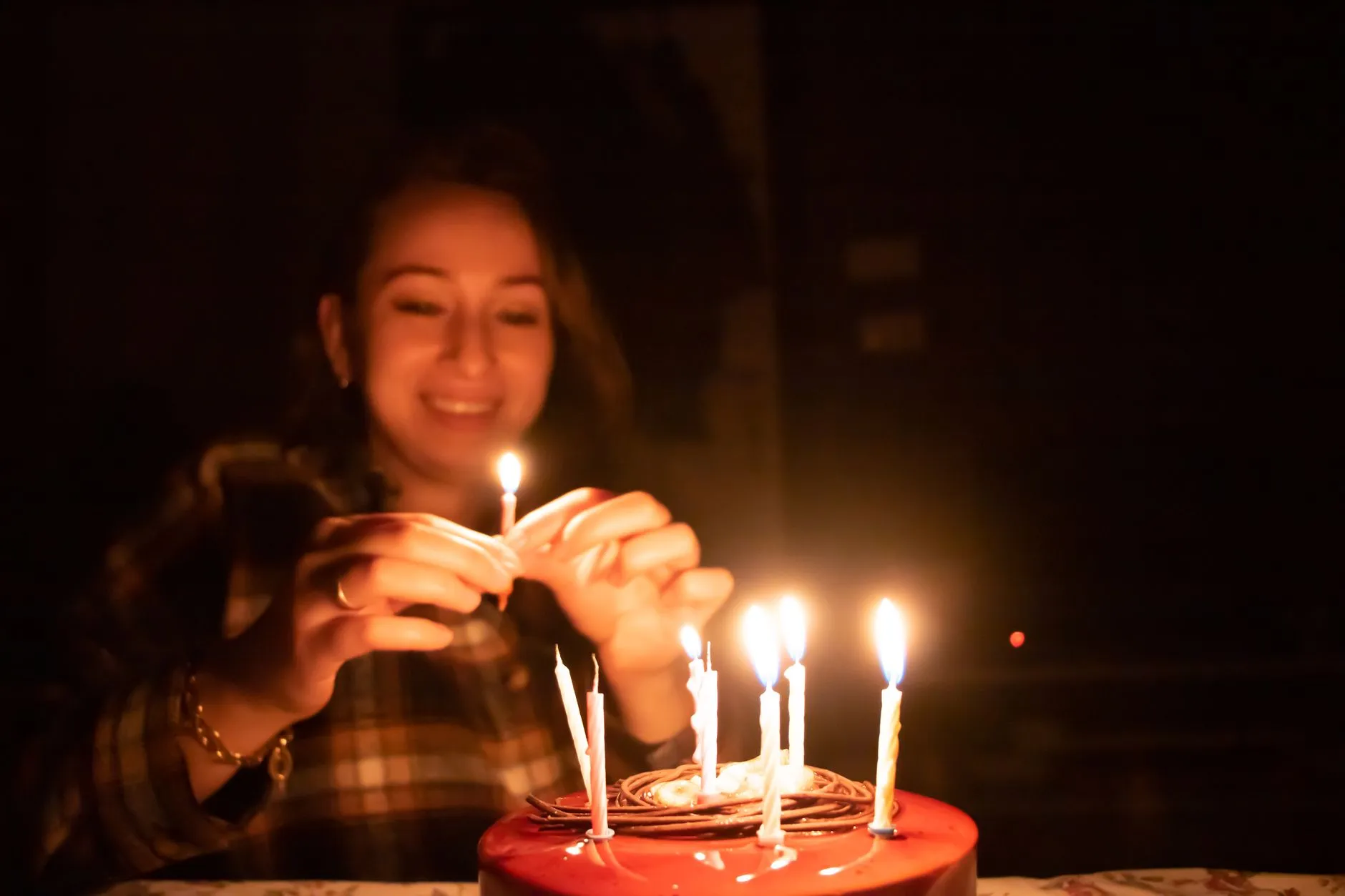 Праздничный стол на улице с гирляндами вечером